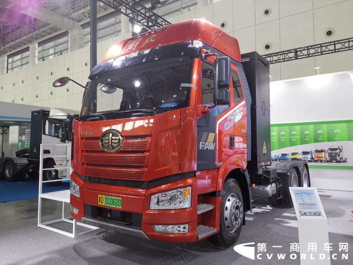 一汽解放J6P 6×4 换电牵引车（充换一体）.jpg