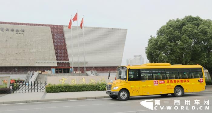 暑期将至，学童安全问题再次成为行业的关注热点。作为与学童成长安全息息相关的产物——校车，也再次引起公众的重视与关注。一直以来，中通校车以“承载关爱，成就价值”为己任，为学童打造全方位防护的安全成长空间。