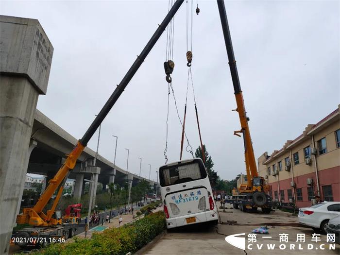 近日，河南多地遭遇极端强降雨造成水位暴涨，交通中断、人员被困，防汛形势十分严峻。