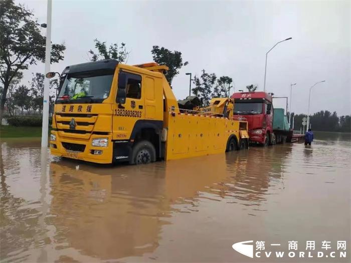 近日，河南多地遭遇极端强降雨造成水位暴涨，交通中断、人员被困，防汛形势十分严峻。