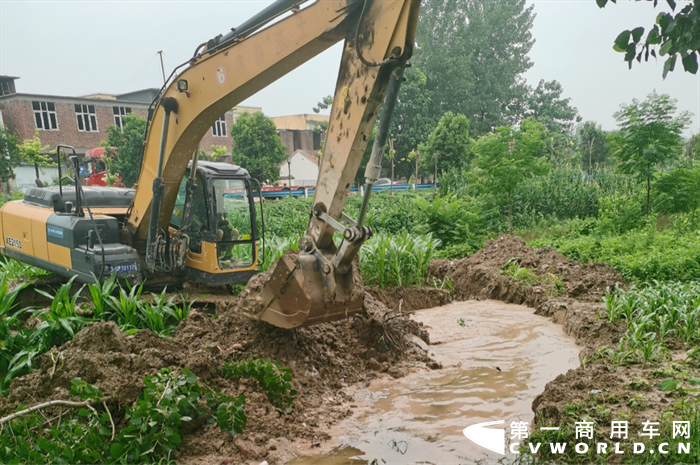 近日，河南多地遭遇极端强降雨造成水位暴涨，交通中断、人员被困，防汛形势十分严峻。