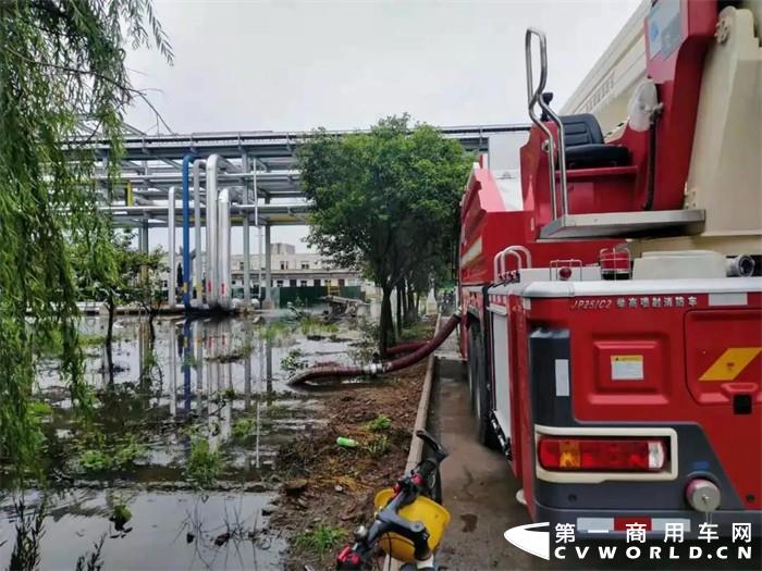 近日，河南多地遭遇极端强降雨造成水位暴涨，交通中断、人员被困，防汛形势十分严峻。