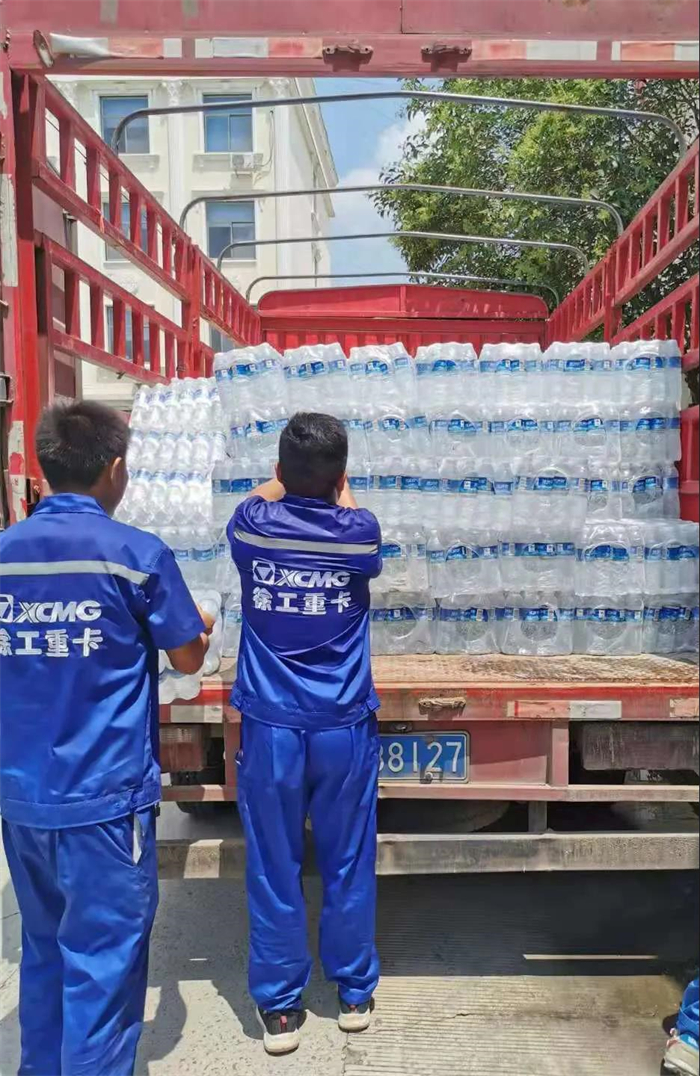 近日，河南等地遭遇持续强降雨，部分地区严重内涝，防汛形势十分严峻。徐工重卡心系河南、闻“汛”而动。