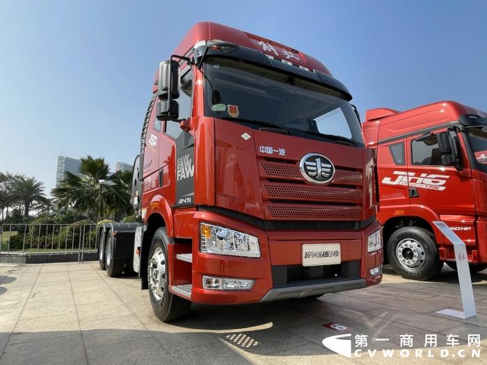 新J6P 6x4LNG质惠版2.0+牵引车.jpg