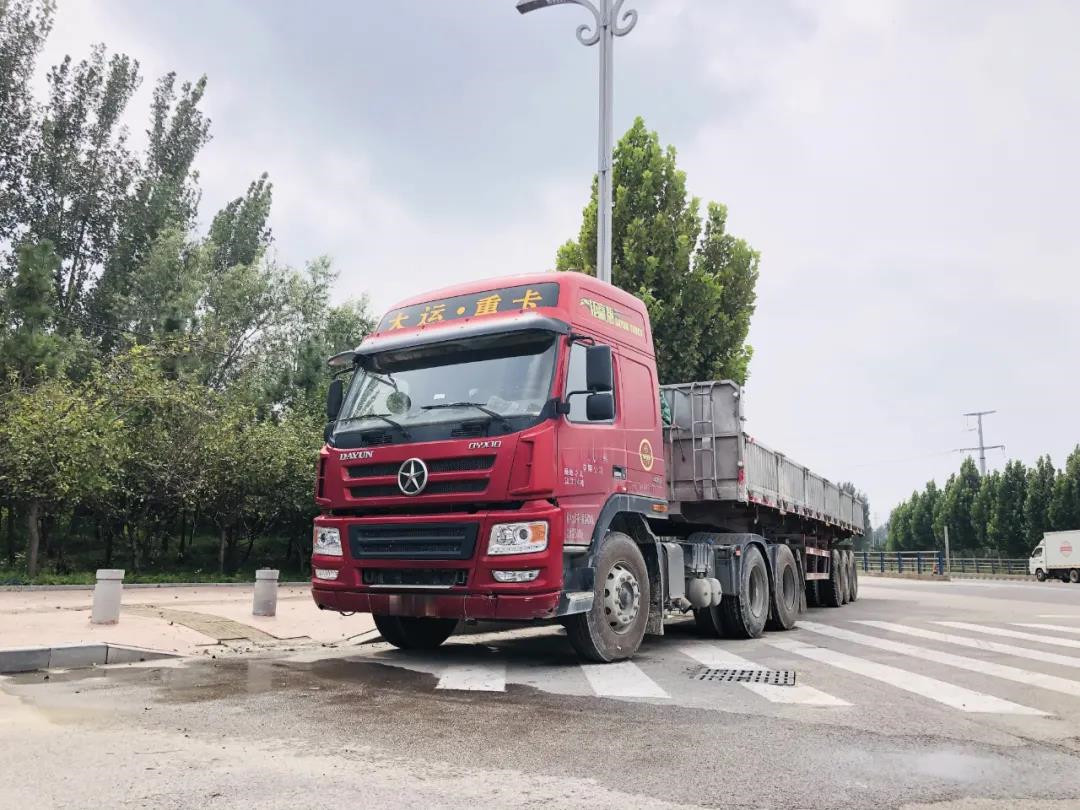 近日，《今日商用车》在山东省济南市平阴县偶遇大运N8E钜赢版车主季师傅，他对服役一年时间的大运N8E钜赢版的综合使用效果，表示十分认可。