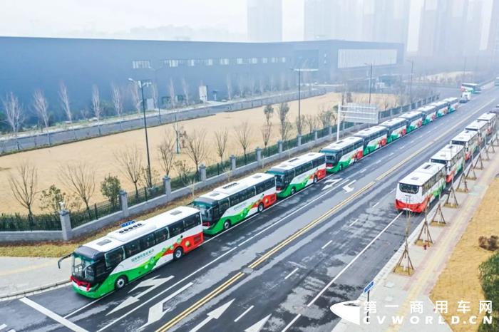 12月10日，以“氢能驱动未来”为主题的“宇通集团·国家电投燃料电池产品批量交付暨战略合作签约仪式”在河南郑州举行， 100辆宇通氢燃料电池
开始陆续交付，服务北京延庆区，助力2022冬奥会。