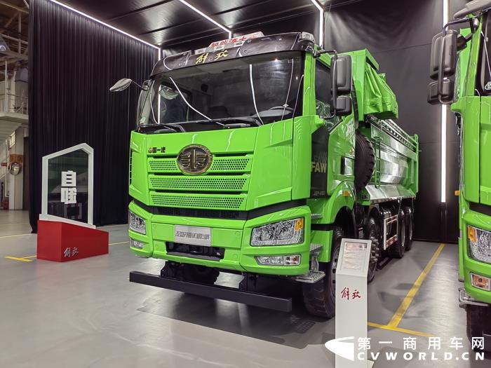 解放2021款J6P 8×4舒适版AMT城建渣土自卸车.jpg