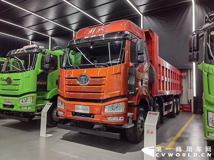 解放2021款新J6P 8×4公路复合自卸车2.jpg