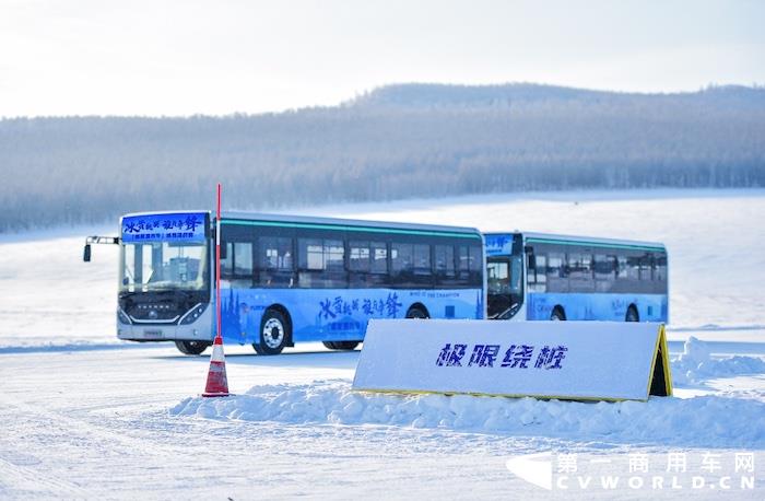 【
 原创】1月13日，宇通新能源
在牙克石举办了一场以“冰雪挑战 谁与争锋”为主题的新能源
冰雪挑战赛，并邀请多位技艺高超的公交驾驶员，通过冰面绕桩、单边桥、限宽门、推冰壶等项目，展示了宇通新能源
在超低温环境下的各项性能。