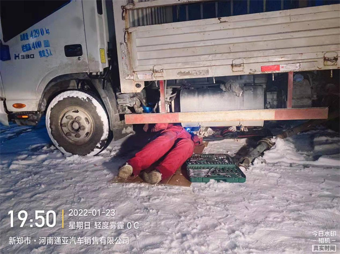 2022年1月23日，全国各地迎来了较大范围的降雨和降雪。在晚上的7点多钟，河南郑州市区内还在不断的下着大雪，道路已经被大雪盖上，只能看到有稀稀疏疏的车辆和行人。