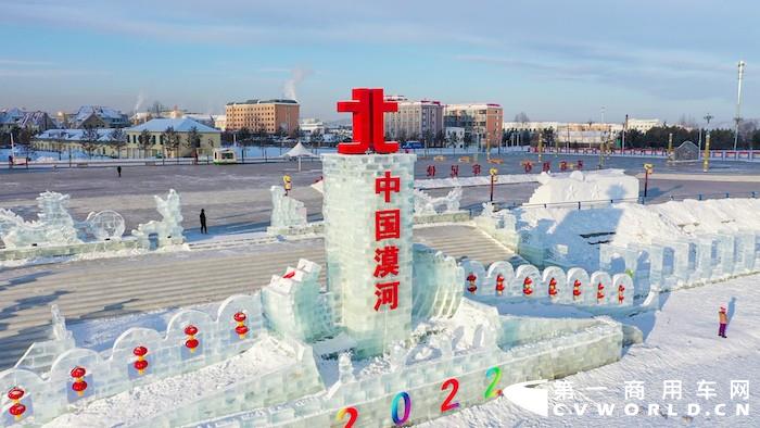 寒冬腊月，在黑龙江省漠河市一片冰天雪地中，身穿“绿衣”的宇通纯电动
穿梭于市区、往来于村镇，平稳运送着一批又一批乘客，为当地可持续发展注入了温暖与活力。