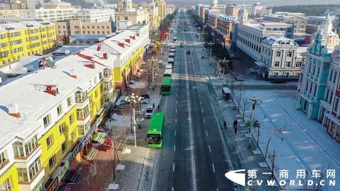 寒冬腊月，在黑龙江省漠河市一片冰天雪地中，身穿“绿衣”的宇通纯电动
穿梭于市区、往来于村镇，平稳运送着一批又一批乘客，为当地可持续发展注入了温暖与活力。