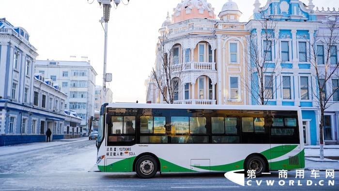 寒冬腊月，在黑龙江省漠河市一片冰天雪地中，身穿“绿衣”的宇通纯电动
穿梭于市区、往来于村镇，平稳运送着一批又一批乘客，为当地可持续发展注入了温暖与活力。