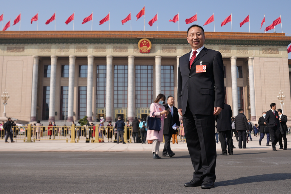 2022年3月5日，第十三届全国人民代表大会第五次会议在北京隆重开幕，各地全国人大代表为建设美丽中国齐聚北京建言献策，共谱明日美好画卷。来自东风商用车的全国人大代表王建清，作为一名来自一线的汽车制造业工人代表，本着对中国汽车产业发展的深刻认知和热爱，基于“双碳”战略目标下的清洁能源的探索，带来了《关于大力弘扬工匠精神，加快培育高技能人才》、《支持推动混合动力重型商用车创新发展》等建议。