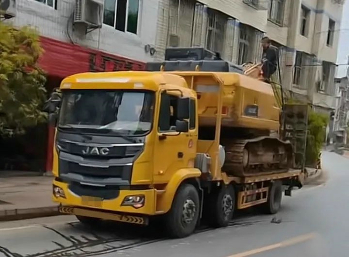 近日，国内大型基建工程不断开工，挖掘机等工程机械设备的需求量大增，由于自身局限性，设备需要“专用”工程机械运输车辆辅助，从而快速转换工作场地。那么，如何制胜工程运输？一辆格尔发挖掘机运输车就能轻松搞定！