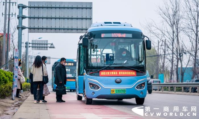 2021年12月21日，山东省郓城县杨庄集镇大陈楼村，第一辆披红挂彩的宏通运输有限公司（以下简称宏通公司）211-2路公交车徐徐驶入村里。这也标志着这个在郓城与梁山交界的偏远村庄正式通上了公交车。