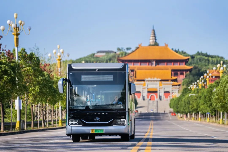 公交车，是每座城市的交通大动脉，它作为我们日常出行和通勤得力的交通工具，每天穿梭在城市的大街小巷，所以说起它，相信很多人不仅对它特别熟悉，甚至还有人是它的粉丝，成为了“公交迷”的一员。