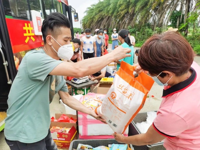 近日，在湛江坡头区，缓缓驶入一辆“特殊”的公交车，工作人员正搬下来一箱箱新鲜的瓜果蔬菜，他们在干什么呢？