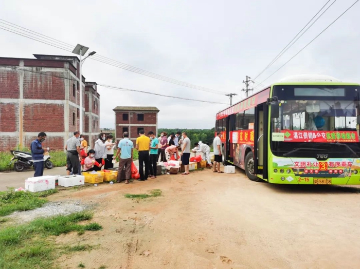 近日，在湛江坡头区，缓缓驶入一辆“特殊”的公交车，工作人员正搬下来一箱箱新鲜的瓜果蔬菜，他们在干什么呢？