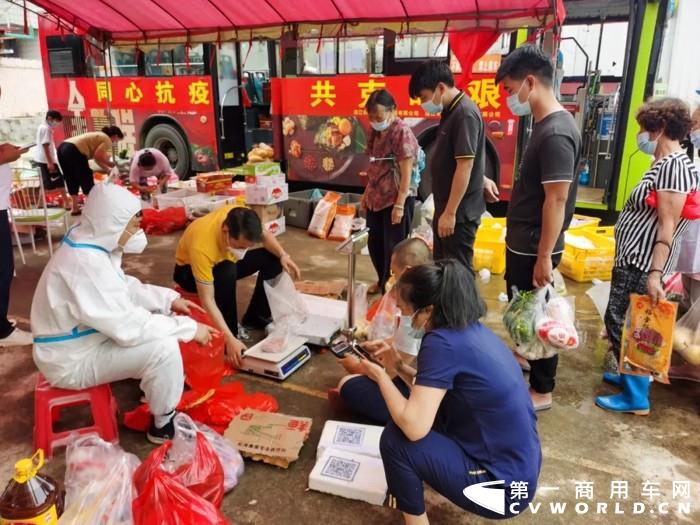 近日，在湛江坡头区，缓缓驶入一辆“特殊”的公交车，工作人员正搬下来一箱箱新鲜的瓜果蔬菜，他们在干什么呢？