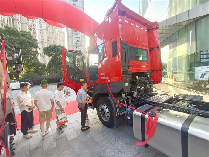 6月26日，全新一代国六东风天龙KL港口车在宁波正式上市，来自宁波舟山港200余家物流公司的280位客户朋友共同品鉴东风新品。

