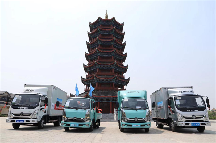 近日，山东省第三届汽车下乡惠民巡展活动在山东济南、泰安、聊城、德州、烟台、泰安等地下属县城相继举办，作为应邀巡展的唯一的商用车企业，福田奥铃率先响应，携奥铃M卡、奥铃速运BUFF版、奥铃青春版等多款明星车型亮相，并推出汽车下乡“购车0利息、现金红包、油卡”等重磅政策，让利于民，促进县城消费、助力乡村经济振兴。