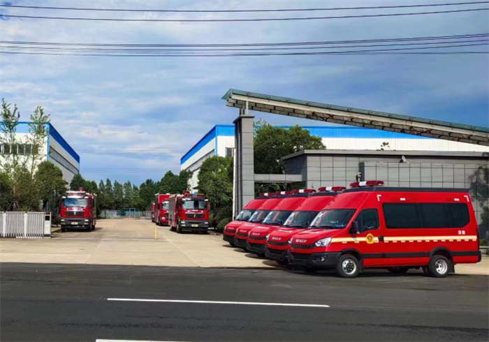 近日，南京依维柯向四川消防批量交付依维柯欧胜救援车。