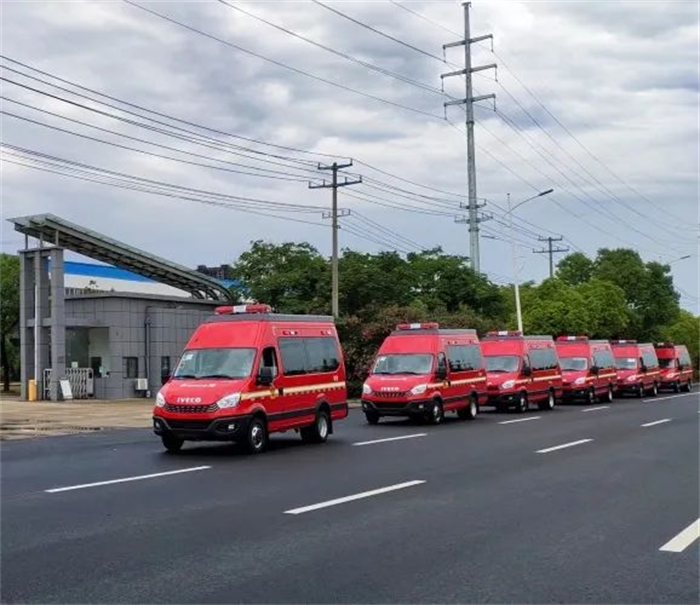 近日，南京依维柯向四川消防批量交付依维柯欧胜救援车。