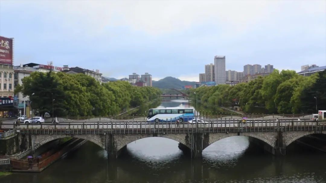 城乡交通协同发展，是满足人民美好生活需要的重要举措。近年来，国家不断出台政策支持城乡交通运输一体化建设。各地公交企业以示范县创建为抓手，深入推进城乡一体化，一些车企也在积极谋划将企业优势与社会需求相结合。比如，在近期举办的2022公共交通美好中国行——城乡交通运输一体化示范县创建研讨会上，宇通
便总结推出了多场景公共出行解决方案。