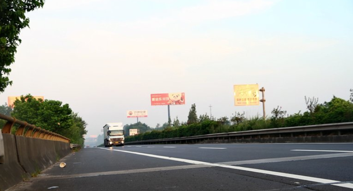 自疫情爆发以来，干线物流运输市场呈现车速更快、运距更长、油耗更低的新趋势，据行业大
分析统计，平均车速逐年提升6%以上，单趟运距逐年提升16%以上，油耗逐年降低3%以上，这些都印证了行业发展的新需求。