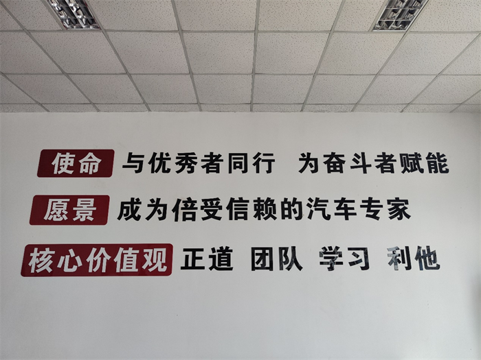 8月28日，作为商用车知名品牌，福田奥铃达成销量100万的阶段性目标，这份成绩不仅是奥铃品牌的里程碑事件，亦成为中国商用车市场的又一大历史性事件。在这份成绩的背后，不仅是奥铃人不懈努力，百万卡友共同支持的结果，也有连接品牌与消费者之间的桥梁——经销商的一份功劳。