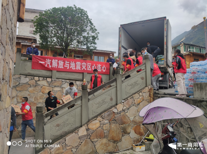 近日，四川甘孜州泸定县突发6.8级地震，已造成重大人员伤亡和财产损失。据悉，甘孜州余震不断，基础设施受损严重，多处道路因边坡垮塌、飞石导致断道。当地的情况时刻牵动着全国人民的心。