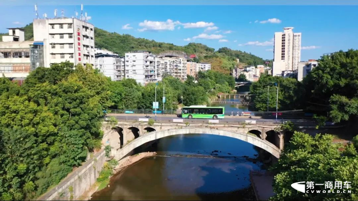 从农村客运班线到常规公交，从常规公交到大站快车，从老旧农村
到新能源公交车，重庆市巴南区首条城乡公交——910路已运营6年，承担了重庆市巴南区城乡居民的日常出行。