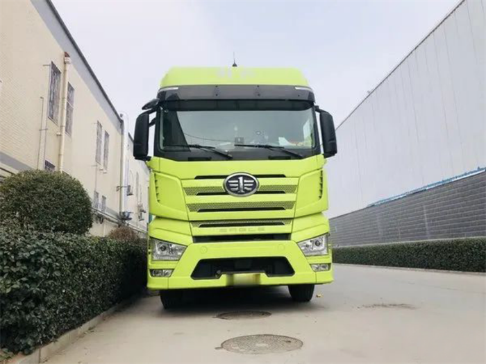 解放J7 8X4冷藏车，以卓越品质、高效动力链，保障长距离冷链运输，且通过
实时了解冷藏车在途情况，在行业做到领“鲜”一步。