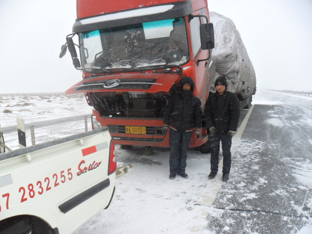 自11月25日以来，狂风暴雪，气温骤降，大雾渐渐覆盖了酒泉区域，致使312国道、连霍高速、京新高速等酒泉区域路段交通全部瘫痪，堵车甚至达到几十公里。