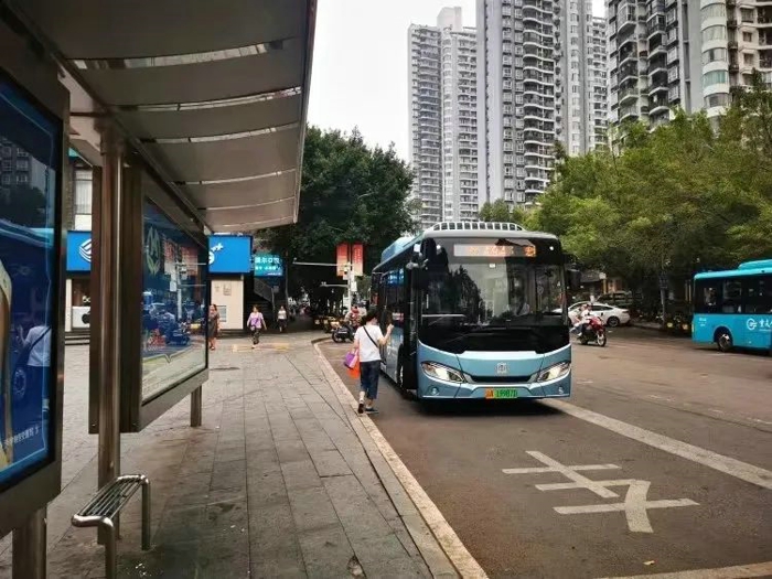 在“山城”重庆，一辆辆中车新能源
奔跑在大街小巷，成为这座城市绿色出行的实力担当，也为这座“8D魔幻之都”增添了奇特魅力。