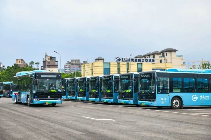 在“山城”重庆，一辆辆中车新能源
奔跑在大街小巷，成为这座城市绿色出行的实力担当，也为这座“8D魔幻之都”增添了奇特魅力。