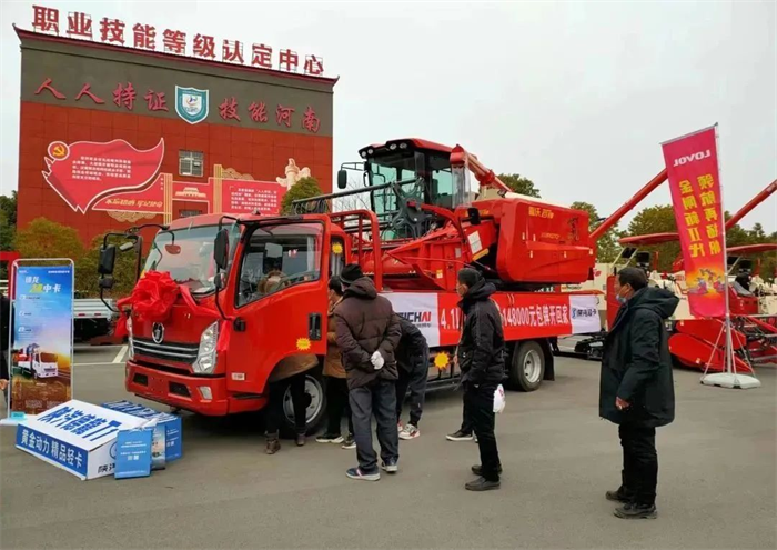 每逢麦收时节，千家万户收割忙，收割机作业的隆隆之声奏响最美的丰收乐章。专业麦客跨区收麦、集团作战，驾驶着装载收割机的运输车转战各地，抢抓麦收黄金时段是中国麦客高效创富的关键。