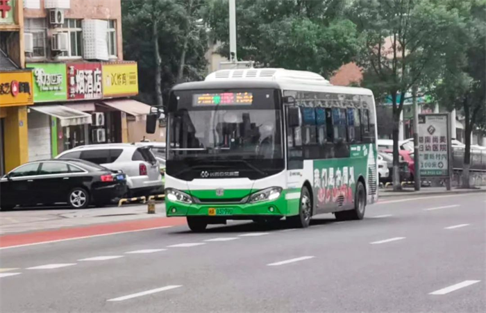 近日，长沙市成功蝉联“中国最具幸福感城市”，这是长沙市连续15年获此殊荣，成为了越来越多人的“诗与远方”。