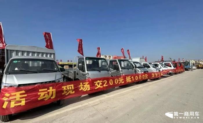 东风轻型车“致敬城市奋斗者”系列活动来到江西上饶新华龙物流园市场，给为生活奔走的卡友们免费理发，给他们添一份鸿运，讨一个好兆头。