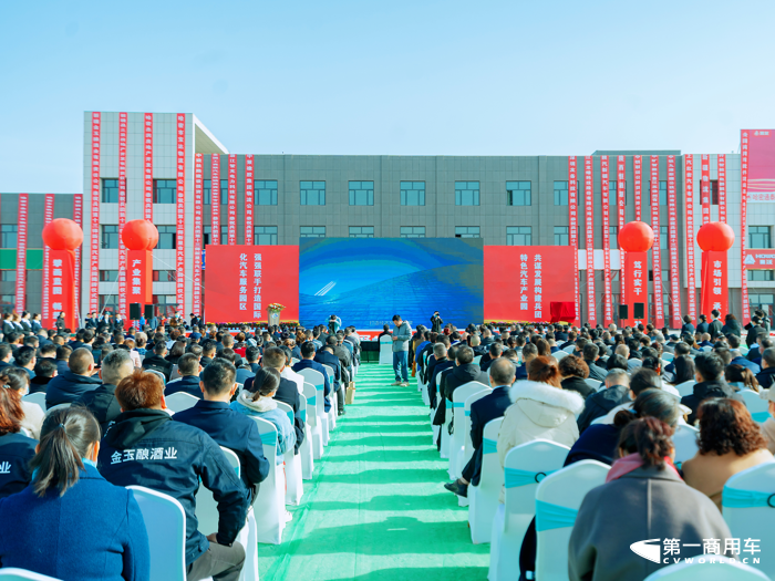 3月6日，在新疆兵团第十三师新星市汽车产业园揭牌仪式上，上汽红岩向新疆哈密客户交付了600台红岩杰狮LNG牵引车，并现场签约了1000台，助力新疆煤炭运输更加低碳高效。