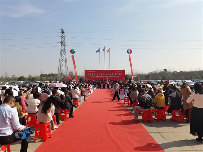 3月6日，东风商用车有限公司和程力汽车集团股份有限公司在湖北随州举办了以“春季盛典，感恩有你，促销认筹，厚惠有期”为主题的东风商用车底盘春季促销认筹订货会，50家专用车大客户及400余位嘉宾莅临现场，当天实现了东风专用底盘签售3000+台的突出业绩。