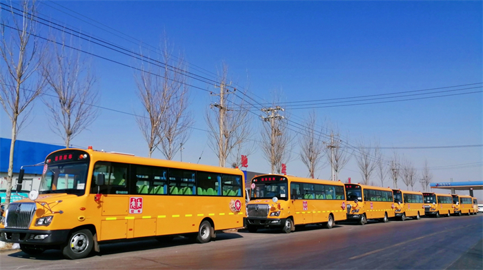 在公主岭市批量运营的中通校车.jpg