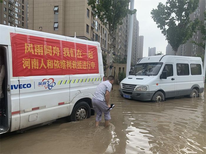 4月22日，由中汽兄弟主办，《中国汽车报》社、中国汽研作为指导单位的第二届“金蜂盛典”活动在人民日报社隆重举行，来自全国各地物流行业的客户代表、合作伙伴及各大媒体齐聚北京，共同见证这一精彩的行业盛会。