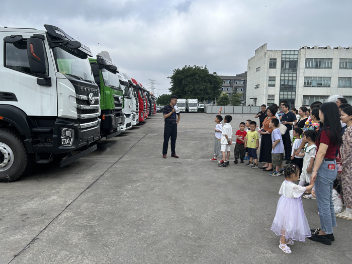 6月1日，上汽红岩迎来了一批“小客人”，多组亲子家庭来到了位于重庆两江新区的上汽红岩智慧工厂，一起度过了一个特别而又欢乐的六一儿童节。