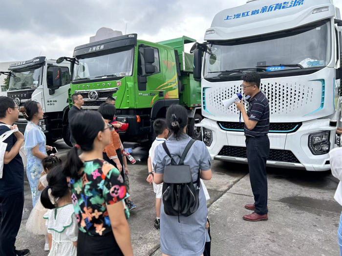 6月1日，上汽红岩迎来了一批“小客人”，多组亲子家庭来到了位于重庆两江新区的上汽红岩智慧工厂，一起度过了一个特别而又欢乐的六一儿童节。