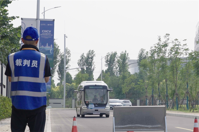 【
 原创】近日，2023中国(郑州)国际智能网联汽车大赛在郑州落下帷幕，宇通
以总分第一的成绩荣获“城市公交线路挑战赛”综合优胜奖，给出了答复。