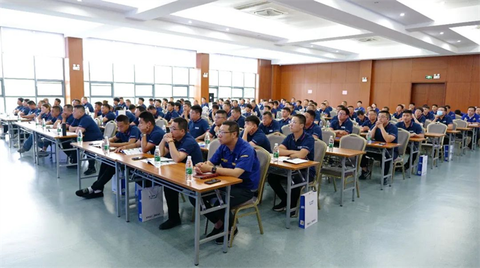 近日，在徐工汽车高端智能商用车生产基地，徐工新能源汽车公司举办了一场全国特约服务站技能培训大会，徐工新能源汽车公司领导班子成员以及“三电厂家”负责人等200余人出席活动。