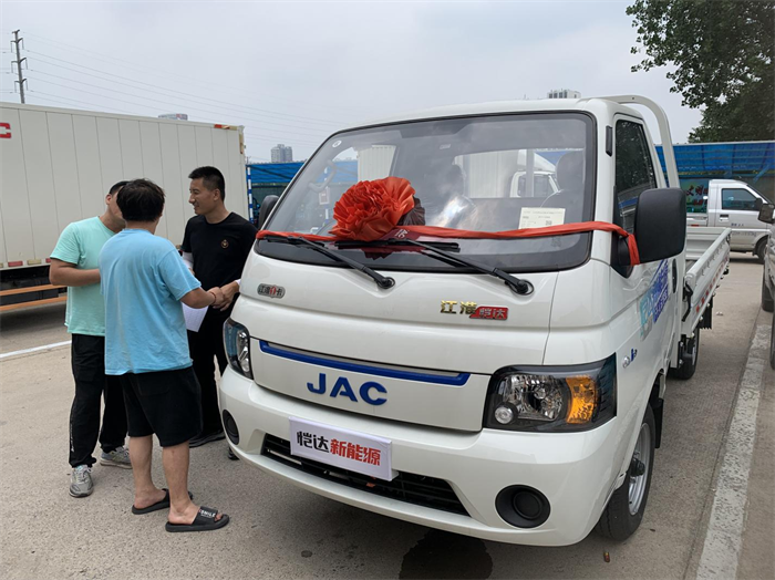 炎炎夏日，烈日炙烤着大地，对于短途运输的卡友来说，运输中需要频繁换挡，午休开空调还心疼油钱，油价高效率下降挣钱不容易。