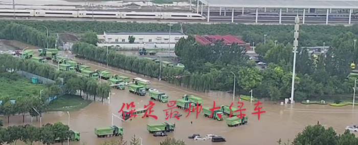 近日，保定地区遭遇了特大暴雨，在政府的救援行动中，乘龙H5新能源渣土车化身“守护车”，短时间输送高铁站内因暴雨滞留的一千多名旅客，成功解决燃眉之急。